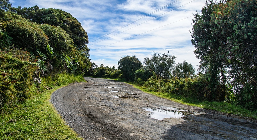 Kostarika - Vulkán Irazu - Čím výše jsme se šplhali autem, tím horší byla silnice.