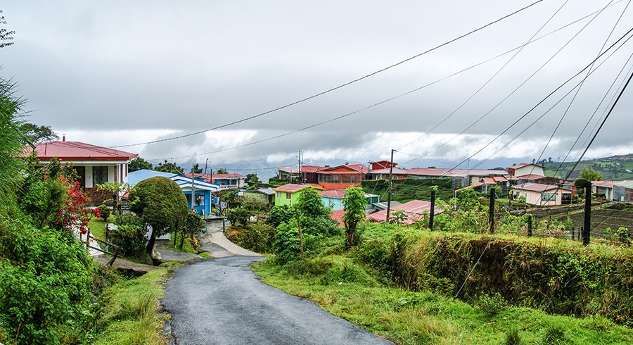 Kostarika - Irazu - U téhle malebné vesničky jsme museli počkat, až nám uhasne táborák na brzdách.