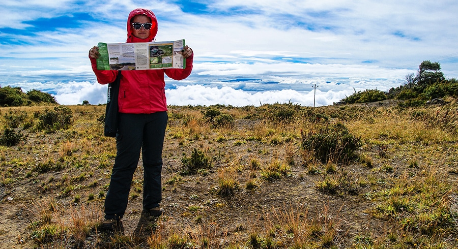 Kostarika - Irazu - Ivetka študuje mapu, abychom se zorientovali v bludišti kráterů.