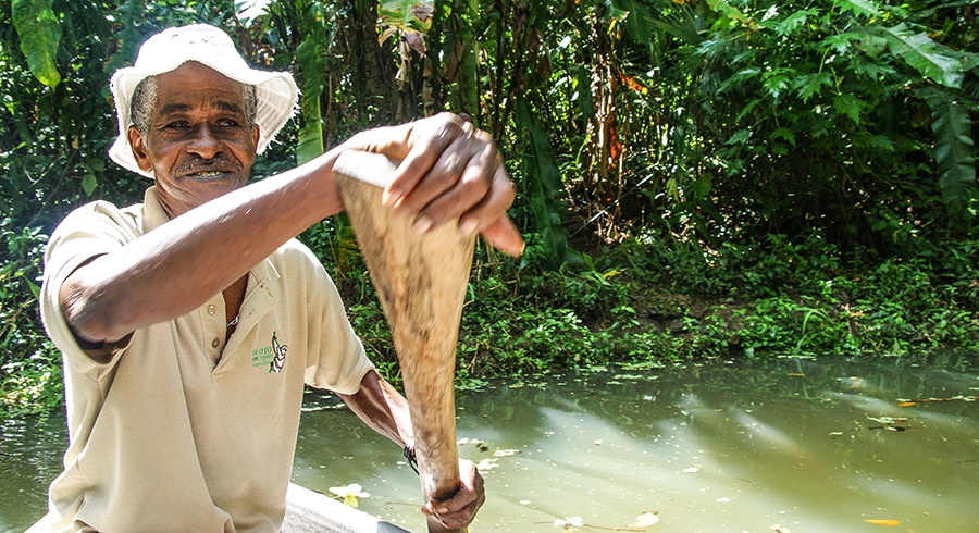 Kostarika - Puerto Viejo - Náš kormidelník při krátké projížďce krokodýlí řekou