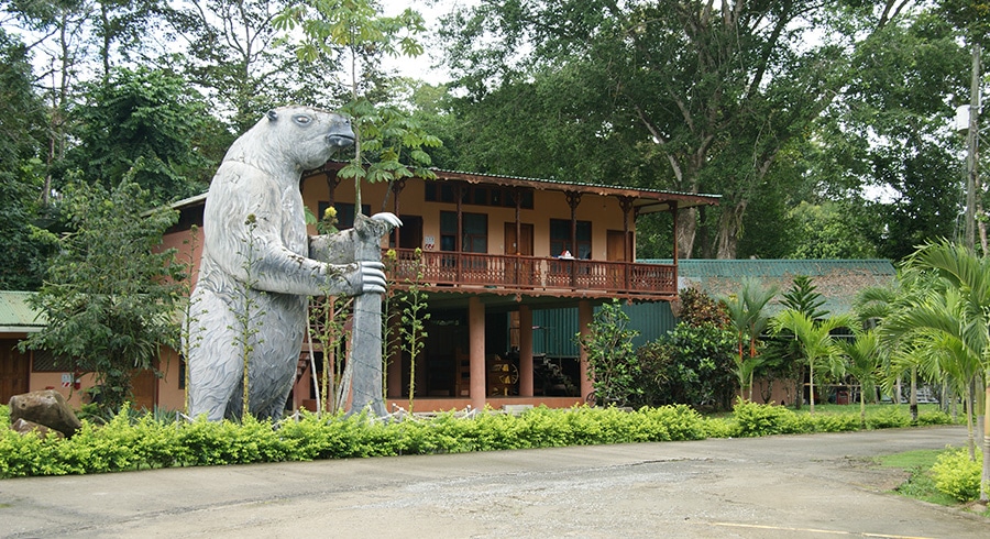 Kostarika - Puerto Viejo - Muzeum v záchranné stanici lenochodů s dřevěnou podobiznou pravěkého předchůdce lenochodů