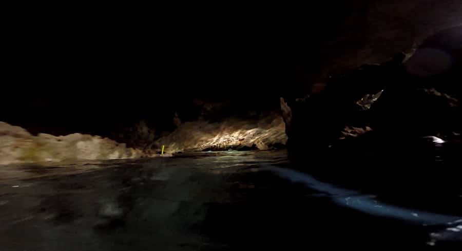Dos Ojos - Ledová voda, hluboká tma, skalní útvary a mihotání baterek - to je vzrůšo!